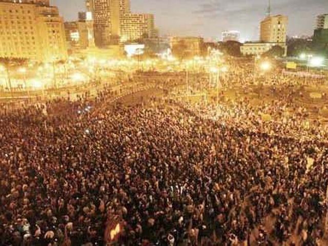 Єгиптяни знову вийшли на площу Тахрір в Каїрі Єгиптяни знову вийшли на площу Тахрір в Каїрі