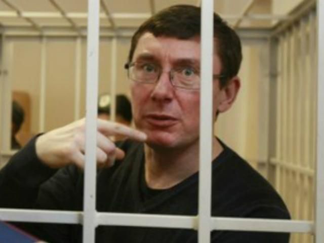 Луценко в суде предложил заклеить ему рот скотчем