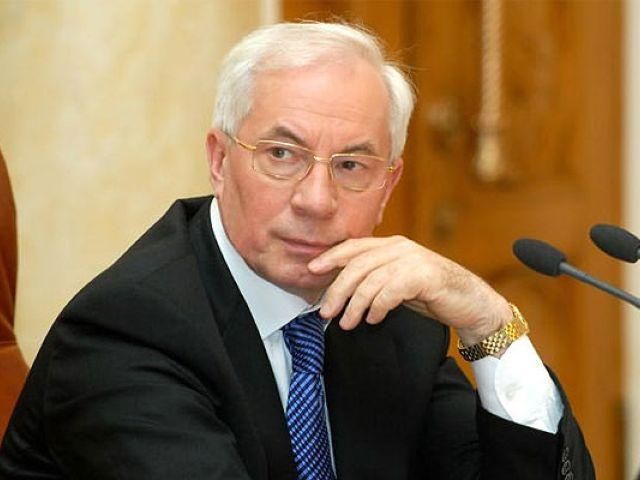 Азаров на футбол піде із внуком Азаров на футбол піде із внуком