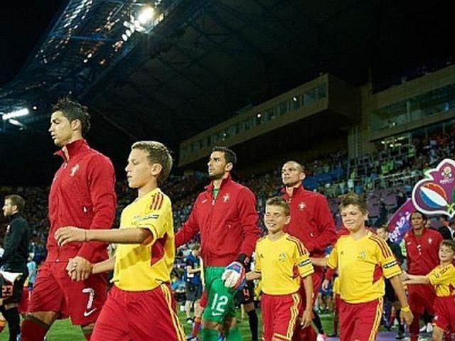 Син Добкіна виводив на поле Кріштіану Роналду (ФОТО) Син Добкіна виводив на поле Кріштіану Роналду (ФОТО)