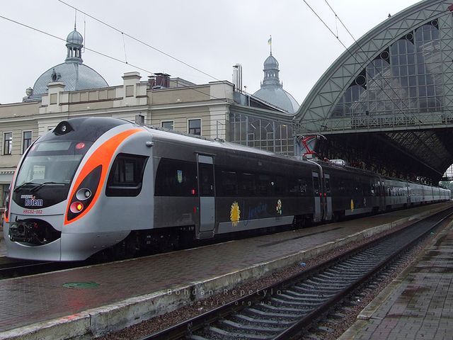 Hyundai запізнився на дві години й затримав рух інших потягів Hyundai запізнився на дві години й затримав рух інших потягів