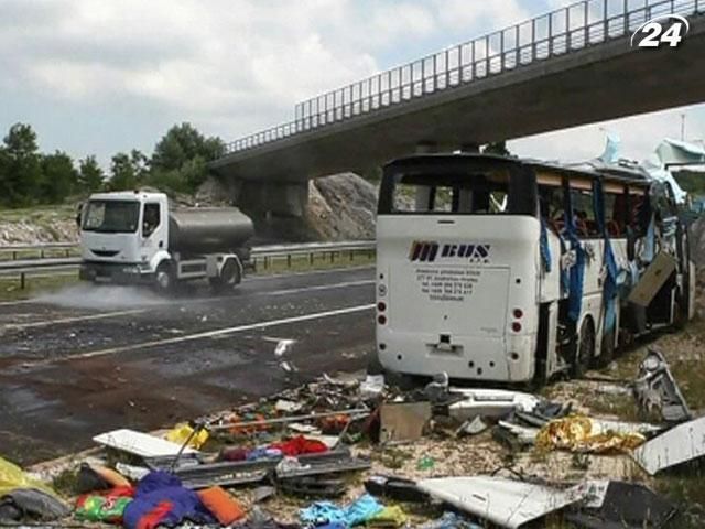 Кількість жертв аварії туристичного автобуса зросла до 8 осіб