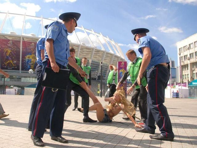 Femen вилізли на ворота "Олімпійського"