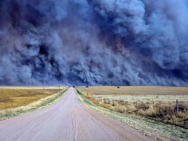 Через пожежу в Колорадо евакуювали 11 тисяч людей Через пожежу в Колорадо евакуювали 11 тисяч людей