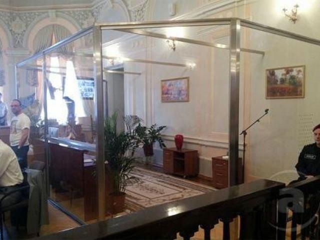 Для Тимошенко приготували не клітку, а скляне огородження