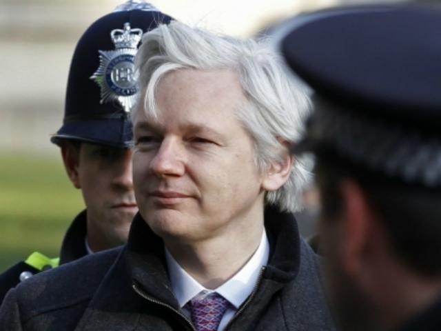 Ассанж требует гарантий, что его не экстрадируют в США Ассанж требует гарантий, что его не экстрадируют в США