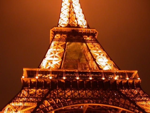 Юнак загинув зістрибнувши з Ейфелевої вежі Юнак загинув зістрибнувши з Ейфелевої вежі