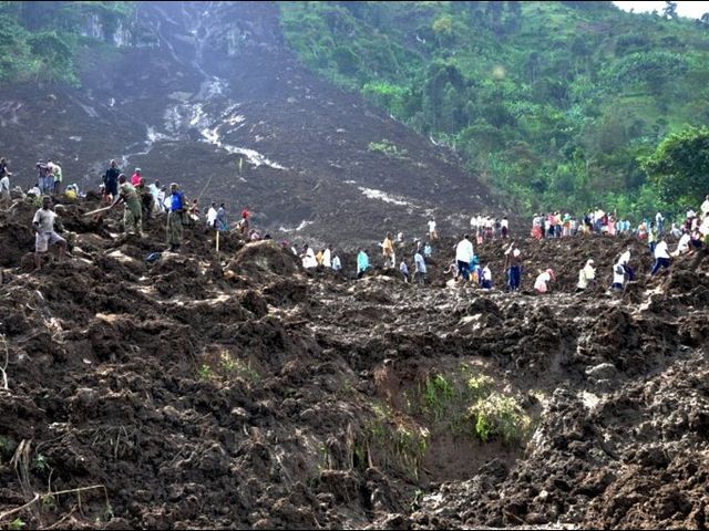 Более 100 человек оказались под землей после оползня в Уганде Более 100 человек оказались под землей после оползня в Уганде