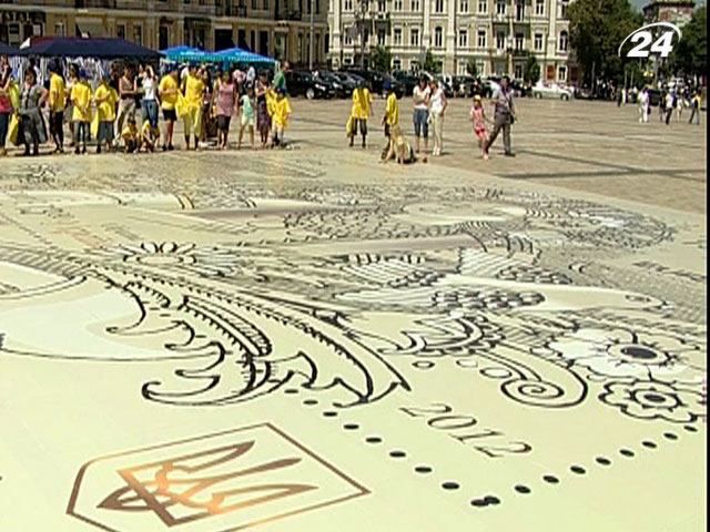 У Києві зібрали марку-пазл площею 208 квадратних метрів У Києві зібрали марку-пазл площею 208 квадратних метрів