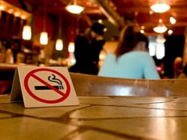 Регіонал хоче дозволити їсти з цигарками