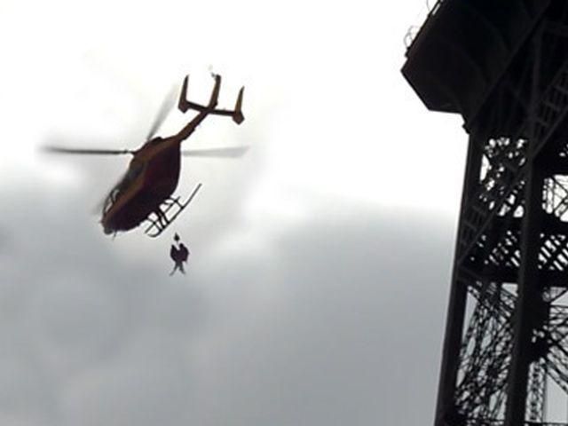 С Эйфелевой башни специальным вертолетом сняли самоубийцу