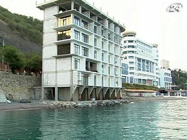 В Алушті замість реконструкції рятівного поста на пляжі збудували готель