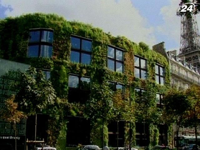 Музей на набережній Бранлі - справжній зелений оазис у центрі Парижа