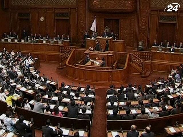 Японія намагається зменшити величезний державний борг Японія намагається зменшити величезний державний борг