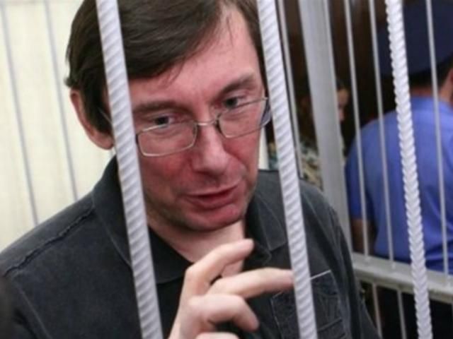У справі Луценка допитали свідка без адвоката і перенесли суд на 2 липня У справі Луценка допитали свідка без адвоката і перенесли суд на 2 липня