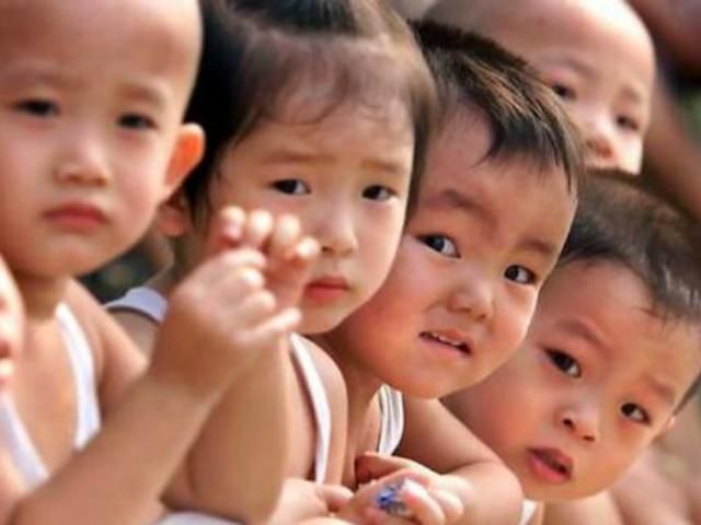 Китайські сім'ї вимагають компенсації за принцип "одна сім'я - одна дитина"