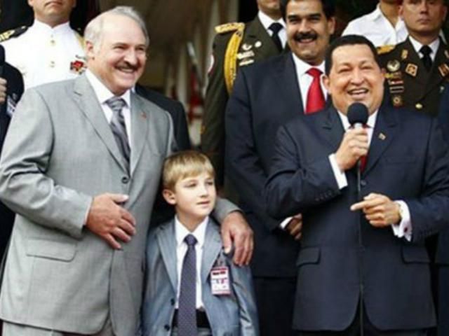 Лукашенко планирует через 20-25 лет "передать эстафету" своему сыну