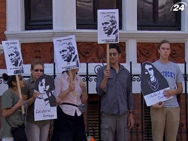 Посольства Еквадору отримали 10 тис. листів на підтримку Ассанжа Посольства Еквадору отримали 10 тис. листів на підтримку Ассанжа