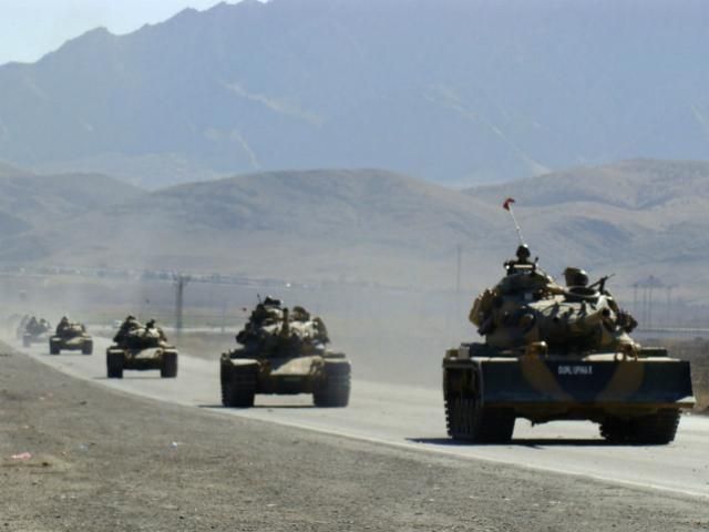 Турция направила войска на границу с Сирией