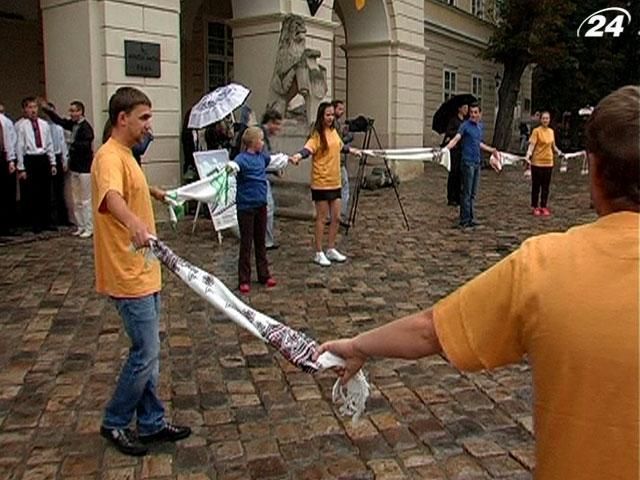 Во Львове День Конституции отметили рушниковым единством Во Львове День Конституции отметили рушниковым единством