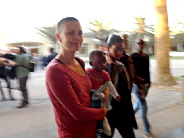 Шарлиз Терон впервые появилась на публике без волос Шарлиз Терон впервые появилась на публике без волос