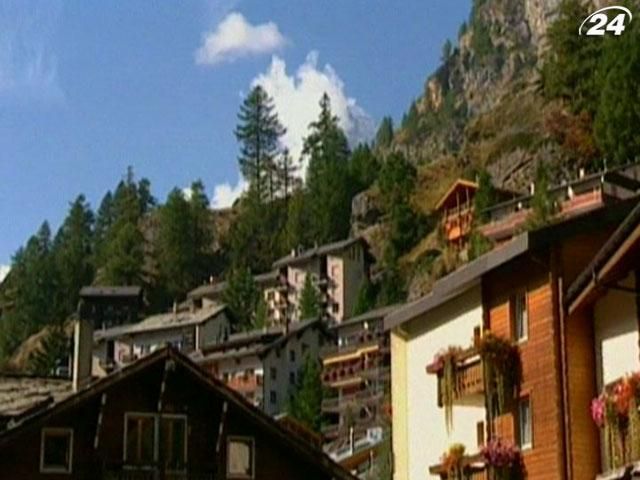 Горный коттедж Монте-Роза издалека напоминает большой блестящий кристалл Горный коттедж Монте-Роза издалека напоминает большой блестящий кристалл