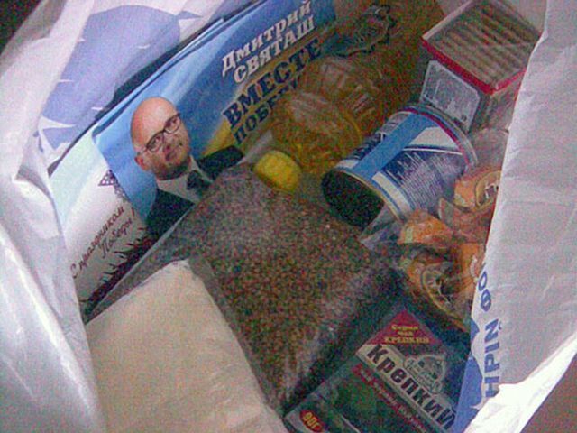 Регіонал у Харкові агітує виборців гречкою (ФОТО) Регіонал у Харкові агітує виборців гречкою (ФОТО)