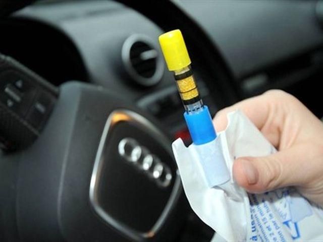 Французских водителей обязали возить с собой алкотестеры Французских водителей обязали возить с собой алкотестеры