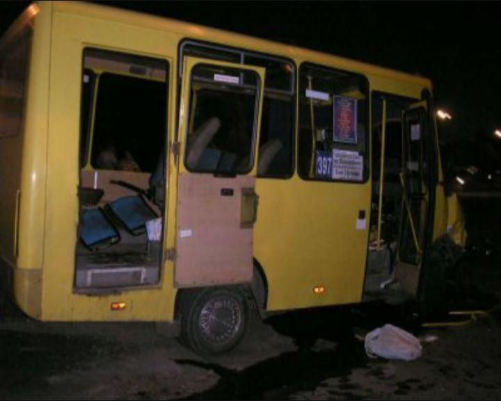 У Кривому Розі зіткнулись маршрутне таксі та легкове авто, є загиблі У Кривому Розі зіткнулись маршрутне таксі та легкове авто, є загиблі