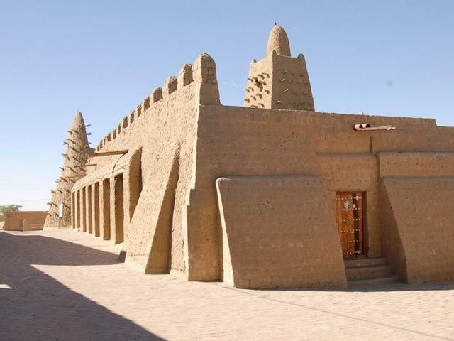 Радикальные исламисты разрушают священный город Тимбукту в Мали Радикальные исламисты разрушают священный город Тимбукту в Мали