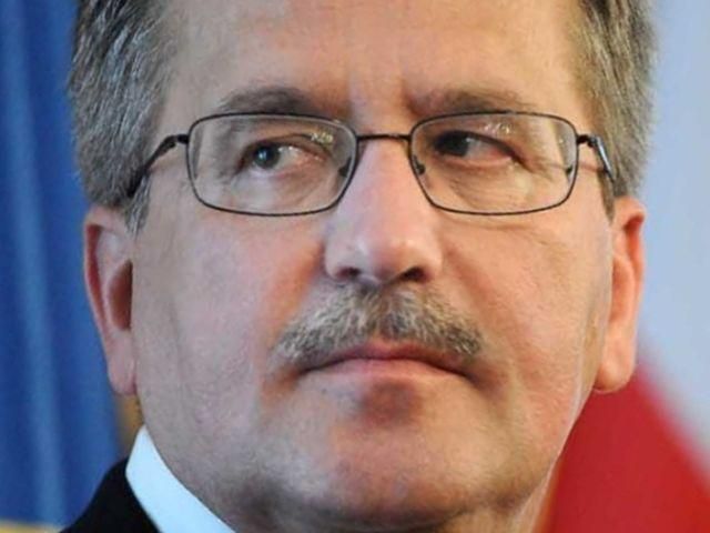 Опозиція подарувала Коморовському футболку "Звільнити Юлю" Опозиція подарувала Коморовському футболку "Звільнити Юлю"