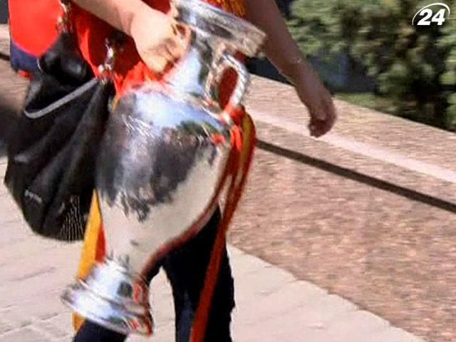 Сборная Испании повезла исторический Кубок Евро-2012 на родину