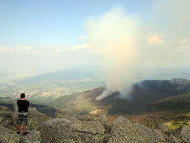 Поблизу столиці Болгарії другий день не вщухає пожежа Поблизу столиці Болгарії другий день не вщухає пожежа