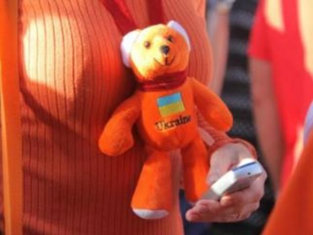 Голландські фани подякували харків'янам щитами (ФОТО) Голландські фани подякували харків'янам щитами (ФОТО)