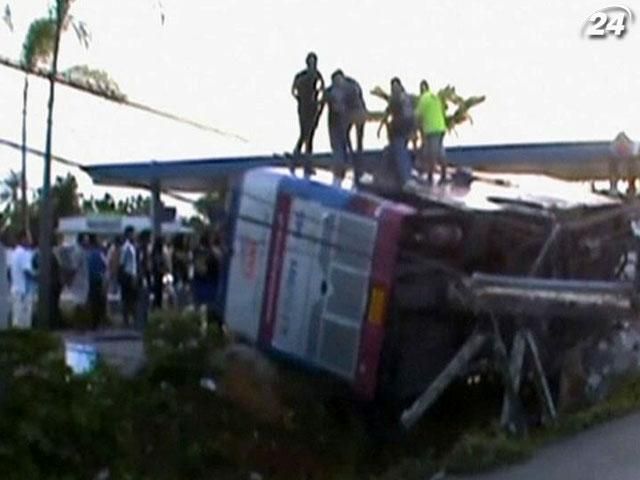 Жертвами аварії туристичного автобуса у Таїланді стали щонайменше 10 людей