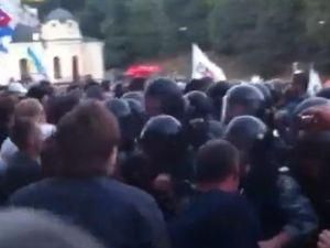 Невідомі в масках окропили мітингувальників Невідомі в масках окропили мітингувальників