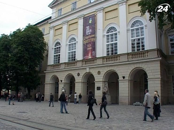 Ухвалення мовного закону викликало критику у владі на Заході країни Ухвалення мовного закону викликало критику у владі на Заході країни