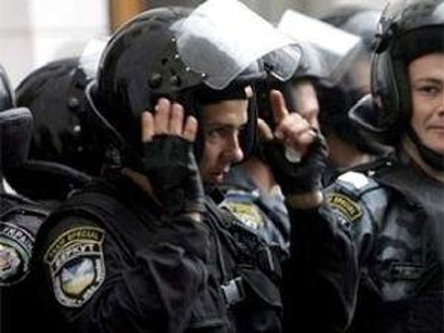 Беркут продовжує перебувати біля мітингувальників Беркут продовжує перебувати біля мітингувальників