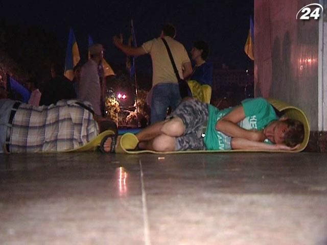 Оппозиция провела бессонную ночь за язык и подралась с беркутовцами Оппозиция провела бессонную ночь за язык и подралась с беркутовцами