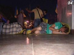 Оппозиция провела бессонную ночь за язык и подралась с беркутовцами