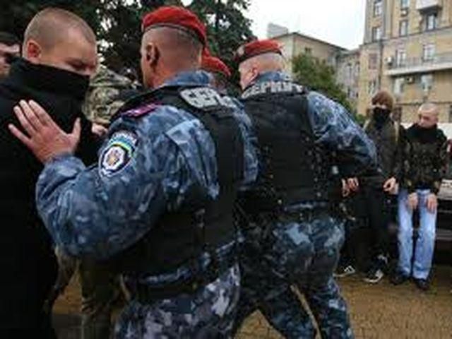 МВД: В столкновениях возле Украинского дома пострадали 10 правоохранителей