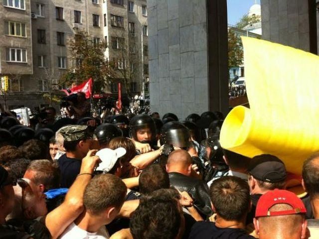 "Беркут" атакував протестувальників біля Українського дому