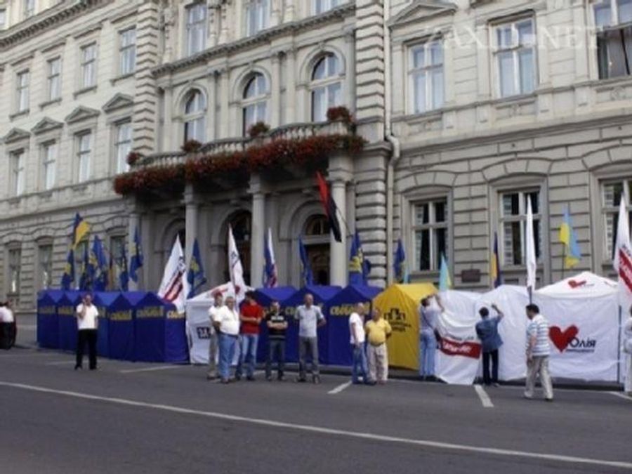 У Львові на ОДА повісили червоно-чорний прапор і перекрили вхід У Львові на ОДА повісили червоно-чорний прапор і перекрили вхід