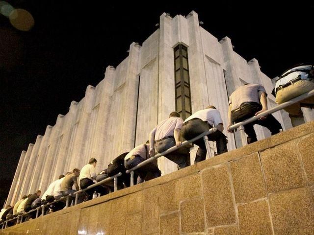 Противники "языкового" закона провели ночь возле Украинского дома (ФОТО) Противники "языкового" закона провели ночь возле Украинского дома (ФОТО)