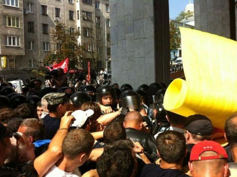 "Беркут" атаковал протестующих возле Украинского дома "Беркут" атаковал протестующих возле Украинского дома