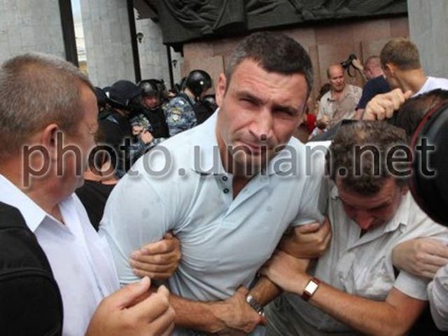 Кличка теж окропили сльозогінним газом Кличка теж окропили сльозогінним газом