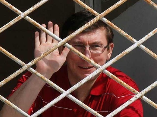 Комерсант: Луценку заплатять 15 тисяч євро, але він сидітиме далі Комерсант: Луценку заплатять 15 тисяч євро, але він сидітиме далі