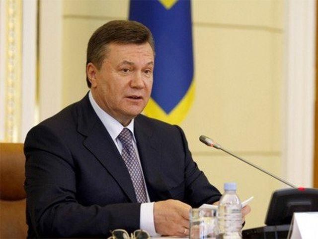 Янукович буде вивчати закон про мови, перш ніж підписати