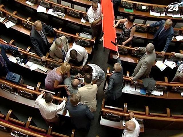 У Раді переполох - Литвин і Томенко звільнились, Чуднова винесли на ношах У Раді переполох - Литвин і Томенко звільнились, Чуднова винесли на ношах