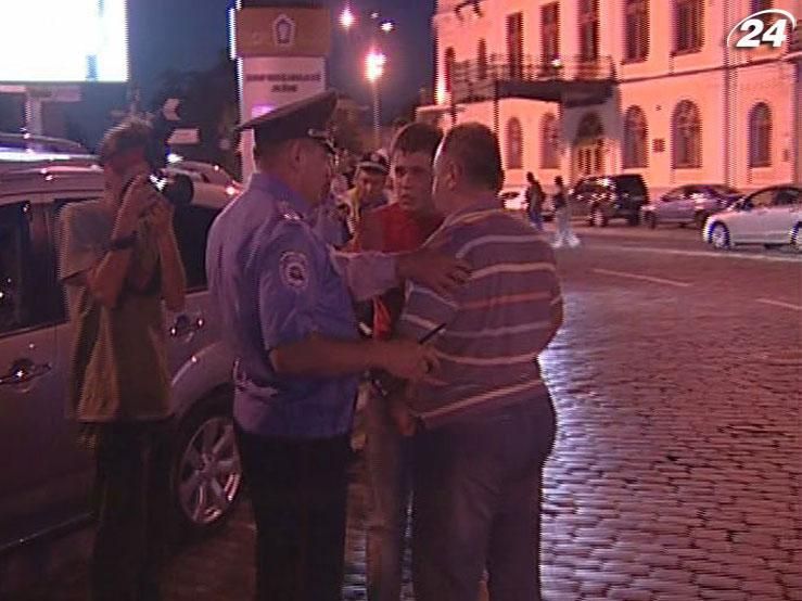 Даівця з-під Українського дому забрала швидка допомога Даівця з-під Українського дому забрала швидка допомога